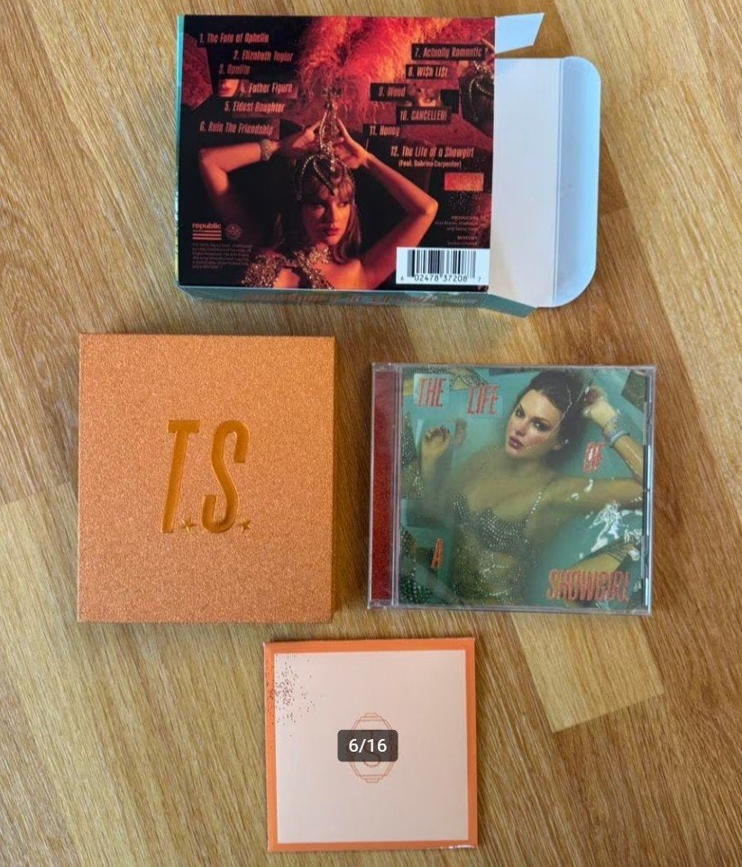 TAYLOR SWIFT, SWEAT & VANILLA CD BOX + SLEUTELHANGER, Boxset, Pop, Ophalen of Verzenden, Nieuw in verpakking