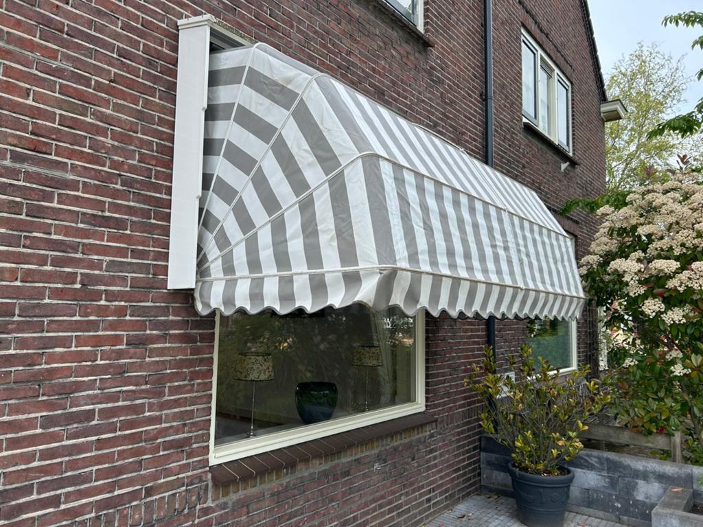 Somfy elektrische markies - Grijs/Wit gestreept, Tuin en Terras, Zonneschermen, Ophalen, Gebruikt, Elektrisch, Markies