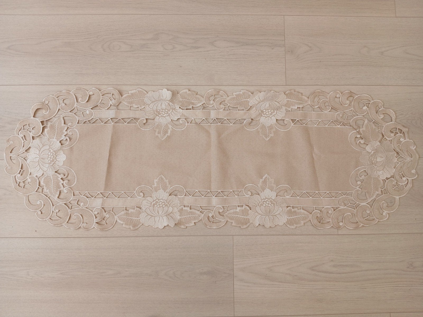 Beige nieuwe Tafelloper met Sierlijk Kantpatroon, Nieuw, Sierrand, Ophalen of Verzenden, Tafelloper