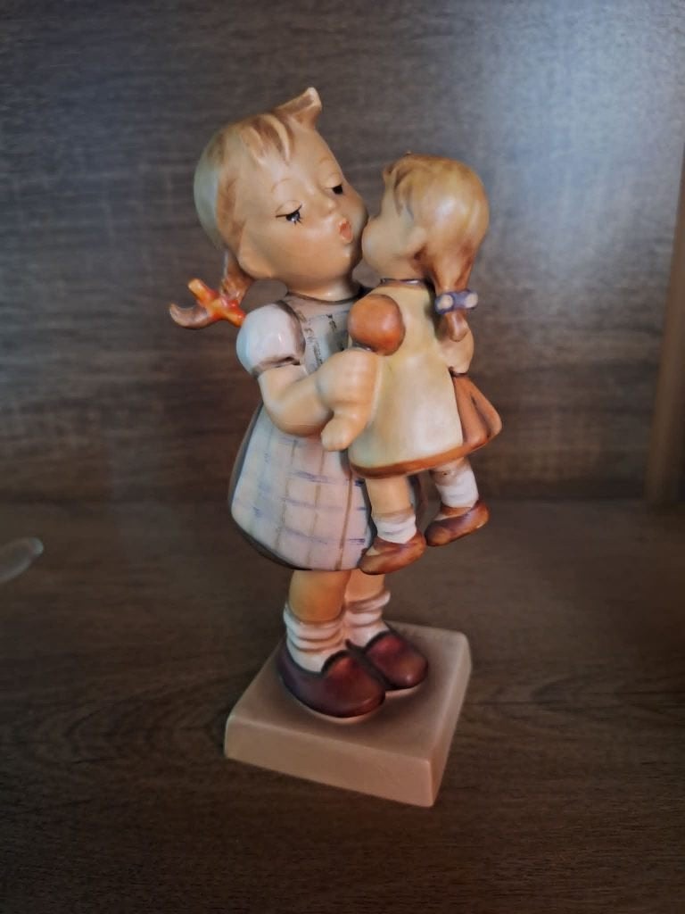Meisje met pop - Goebel / hummel, Ophalen, Zo goed als nieuw, Hummel