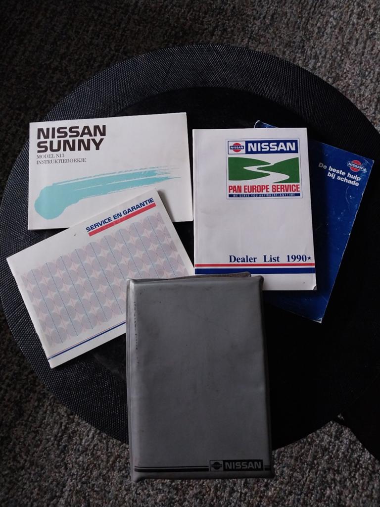 Te koop . Nissan Sunny boekjes . Jaar 1984., Ophalen