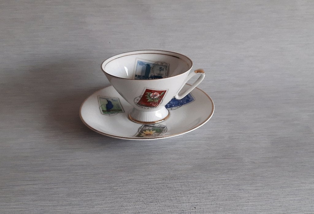 Bijzonder, postzegels kop en schoteltje, porselein., Ophalen of Verzenden