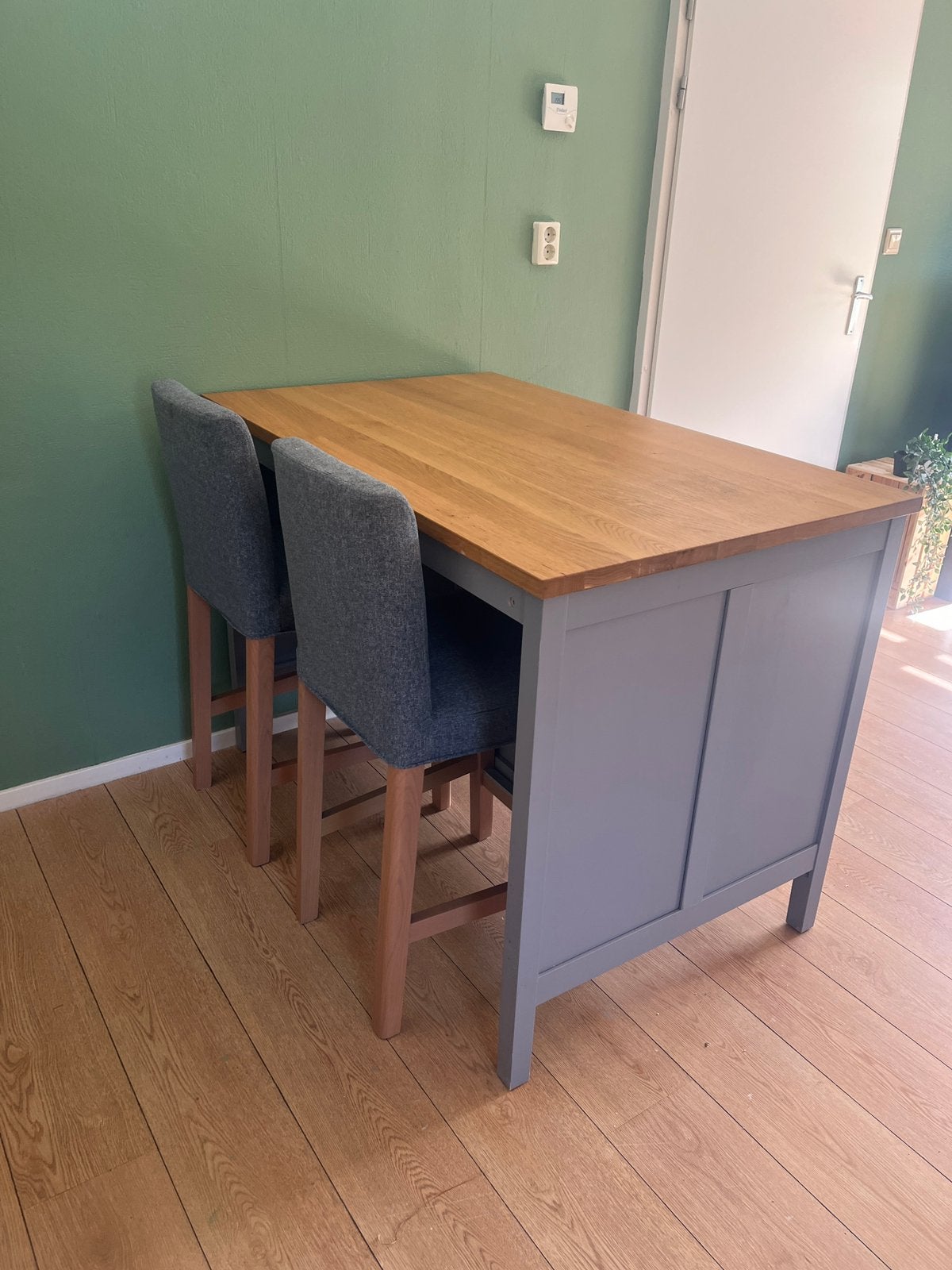 IKEA TORNVIKEN Keukeneiland met 2x BERGMUND barkrukken grijs, Ophalen of Verzenden, Gebruikt