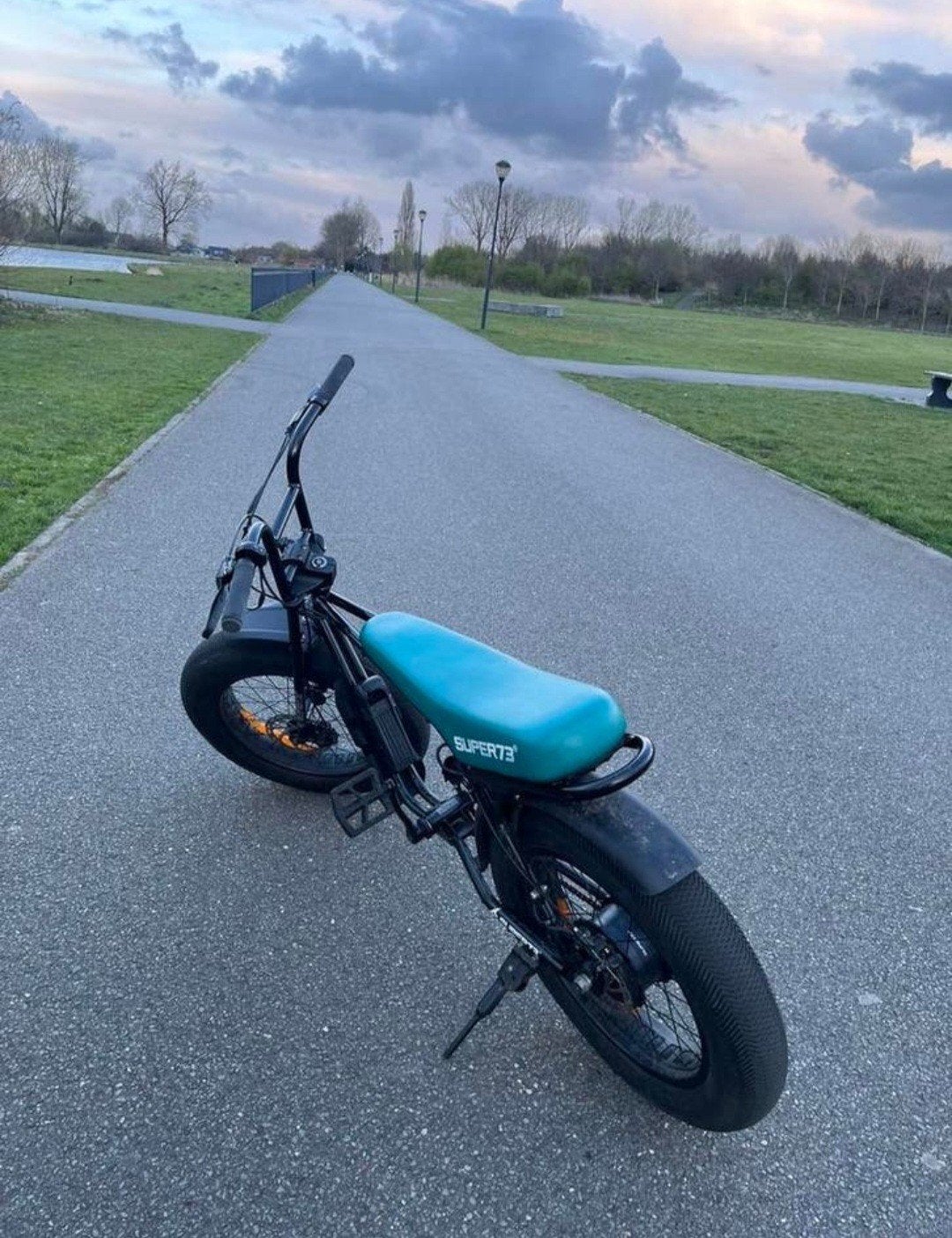Super73 E-bike met dikke banden en turquoise zadel, Fietsen en Brommers, Elektrische fietsen, Gebruikt, Minder dan 47 cm, 30 tot 50 km per accu