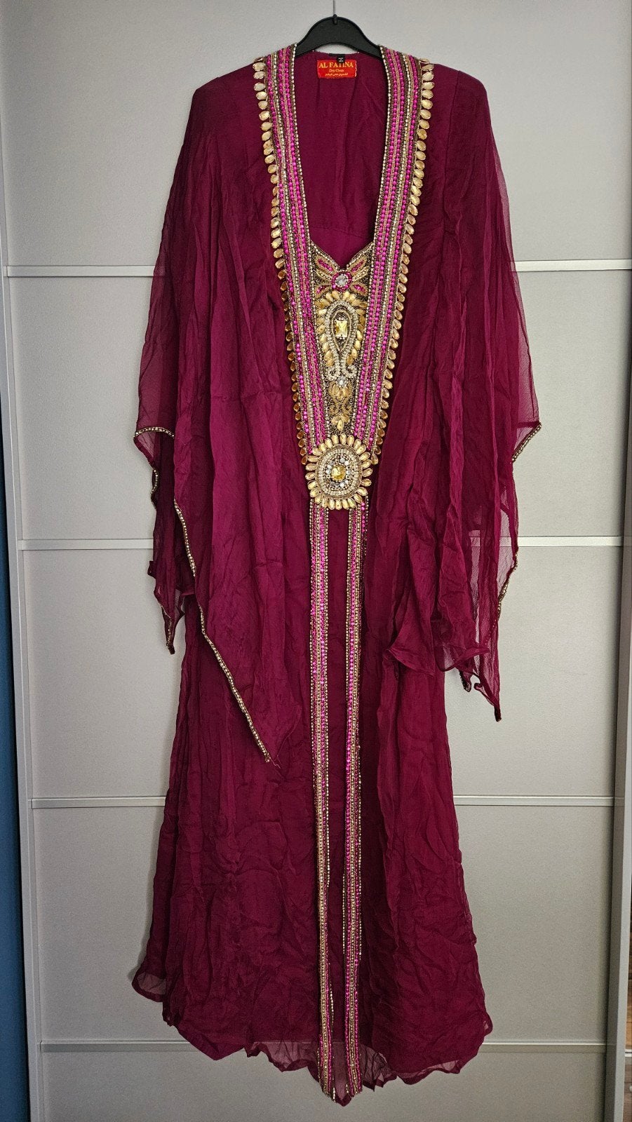 Prachtige paarse kaftan met gouden borduursels, Maat 42/44 (L), Ophalen of Verzenden, Gedragen, Onder de knie