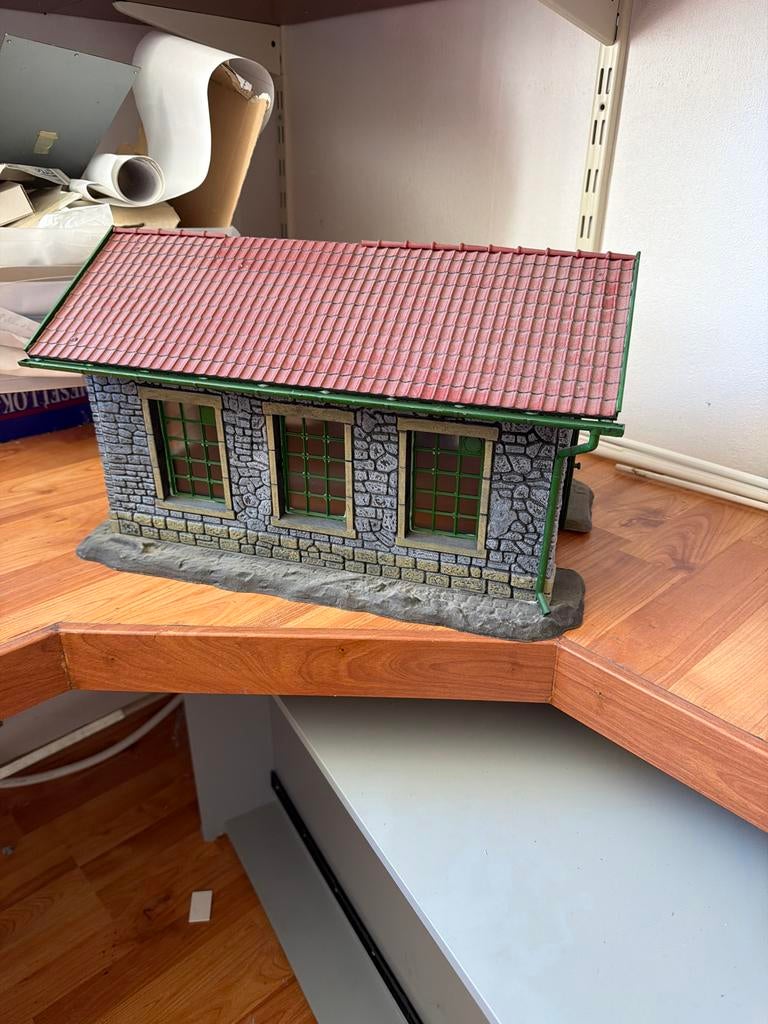 Modelbouw huisje/station - Gedetailleerd en compleet, 1:50 of kleiner, Overige typen, Zo goed als nieuw, Ophalen