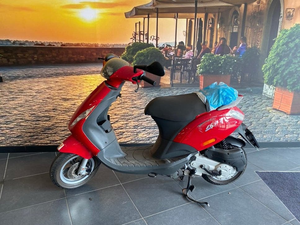 Piaggio zip brom scooter 45 km, Fietsen en Brommers, Scooters | Piaggio, Zo goed als nieuw, Zip, Benzine, Ophalen of Verzenden