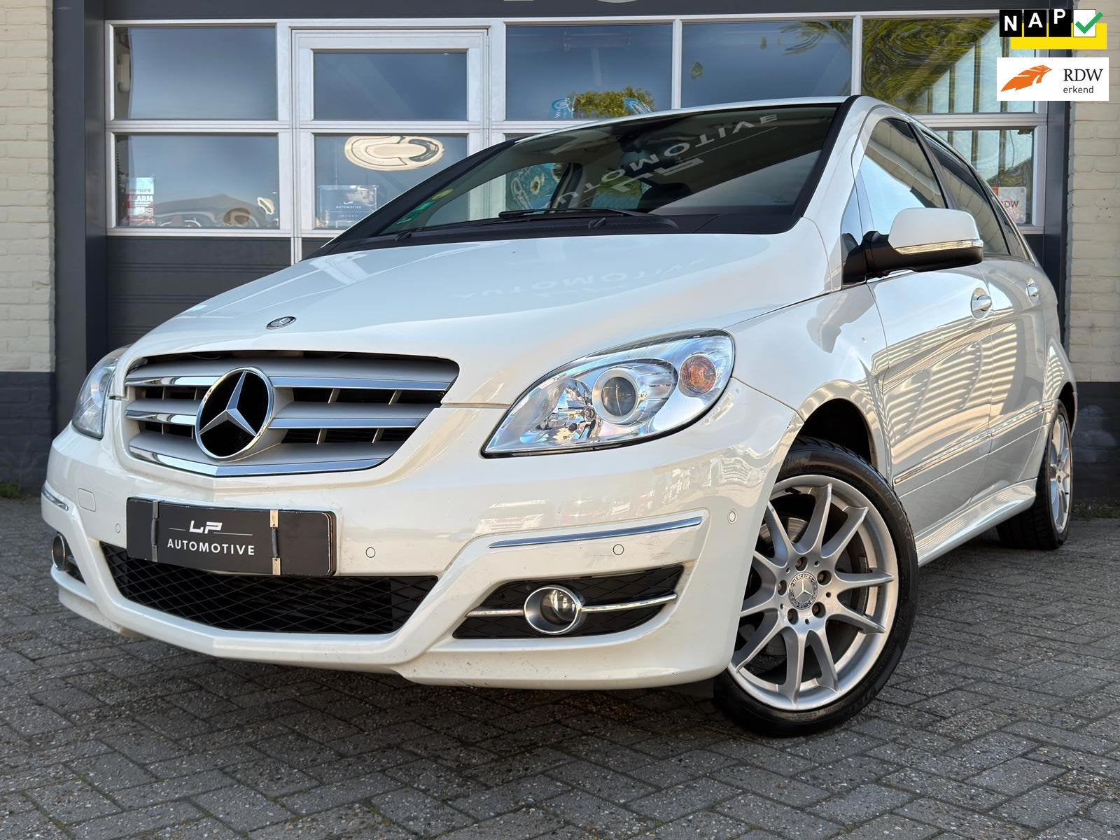 Mercedes-Benz B-klasse 200 Turbo / NL-auto / Trekhaak / AC, Auto's, Mercedes-Benz, Voorwielaandrijving, Gebruikt, Zwart, 4 cilinders