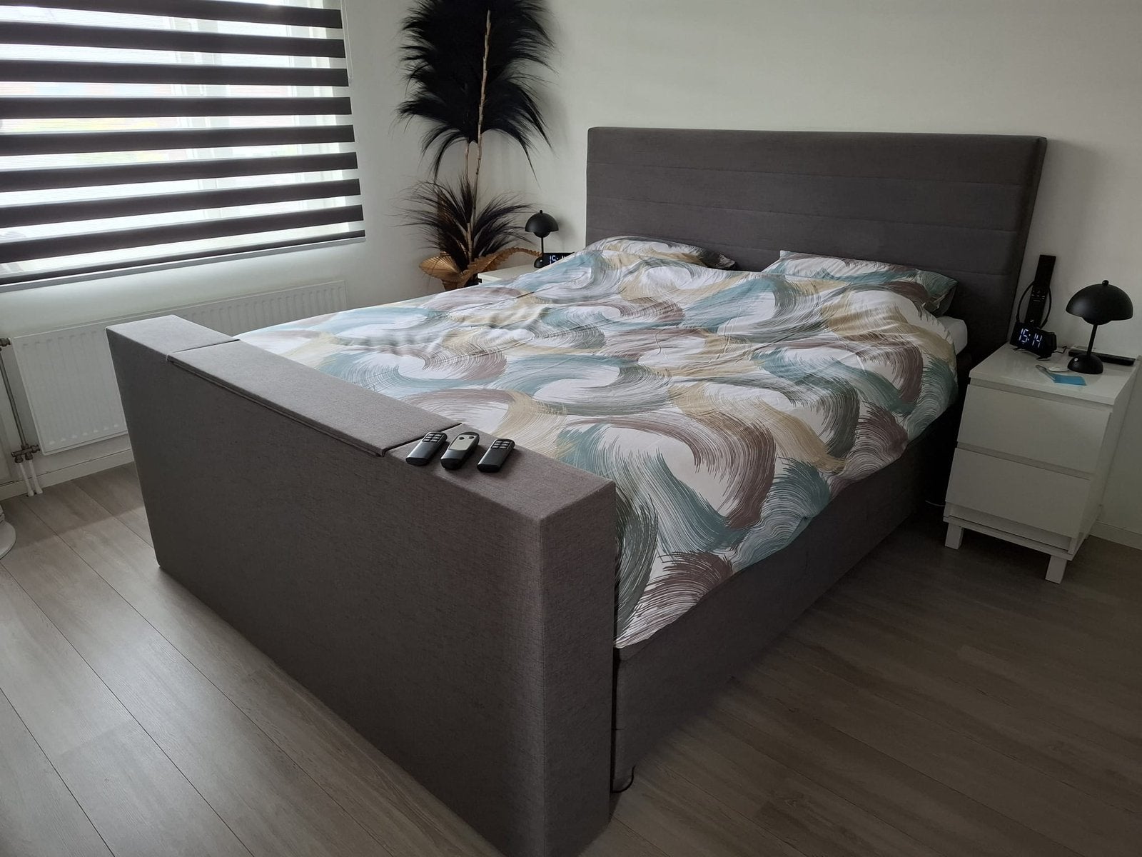Bed electrisch met tv, Ophalen, Zo goed als nieuw, Tweepersoons, Hout