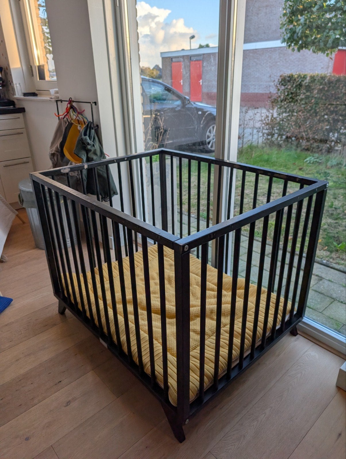 Zwarte houten box met geel boxkleed, Ophalen, Gebruikt, Vierkant, Boxkleed