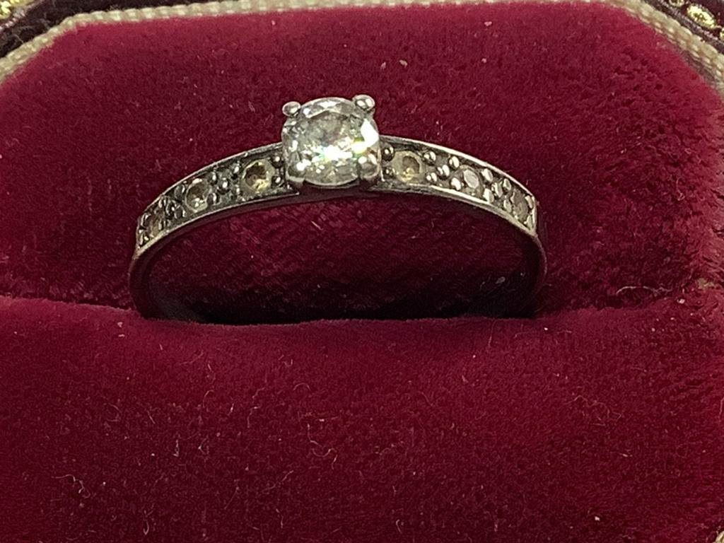 PRACHTIGE ZILVEREN RING MET WITTE FACET GESLEPEN EDELSTENEN, Sieraden, Tassen en Uiterlijk, Antieke sieraden, Verzenden, Zilver