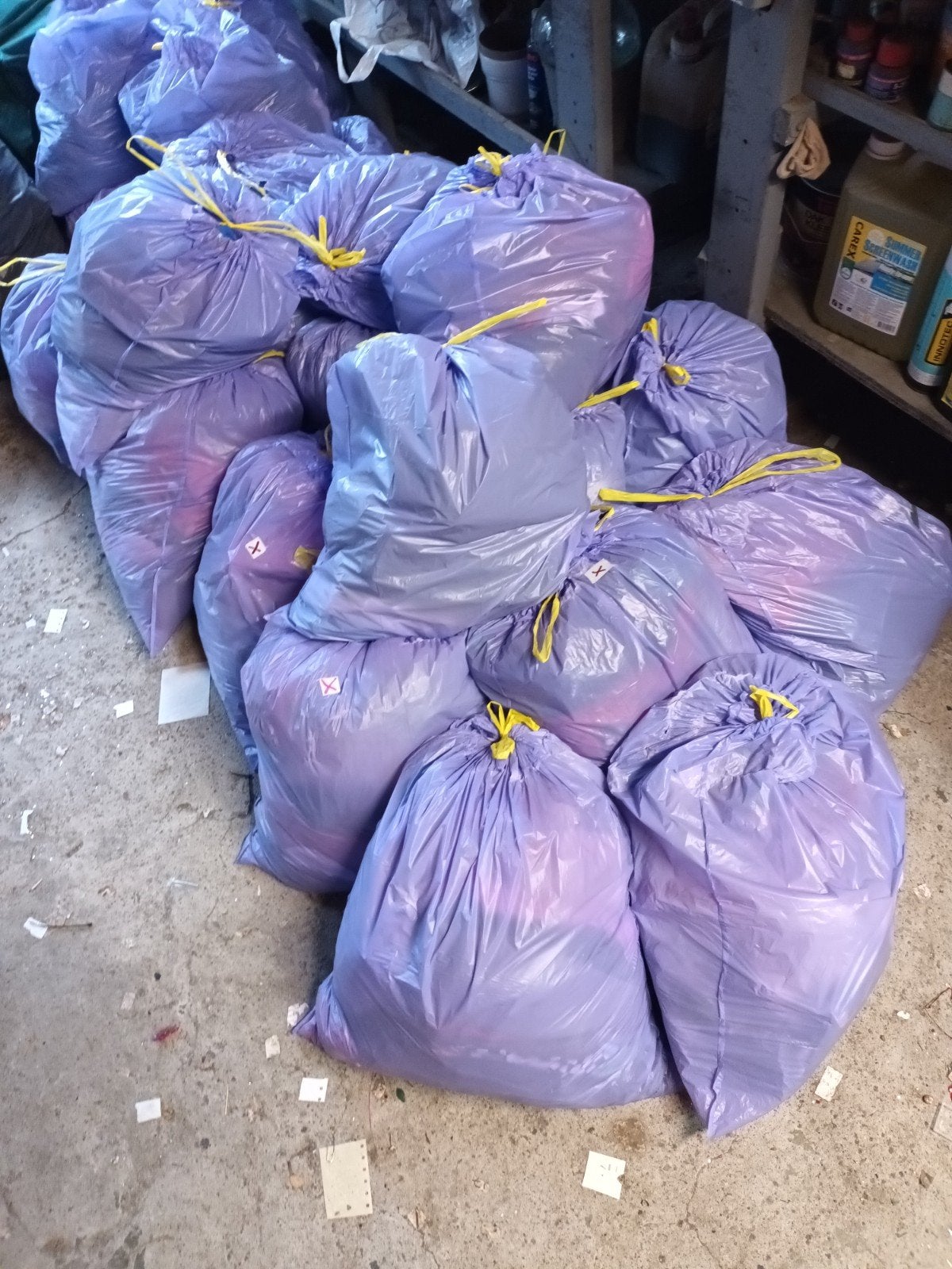 26 paarse zakken met kleding, Ophalen