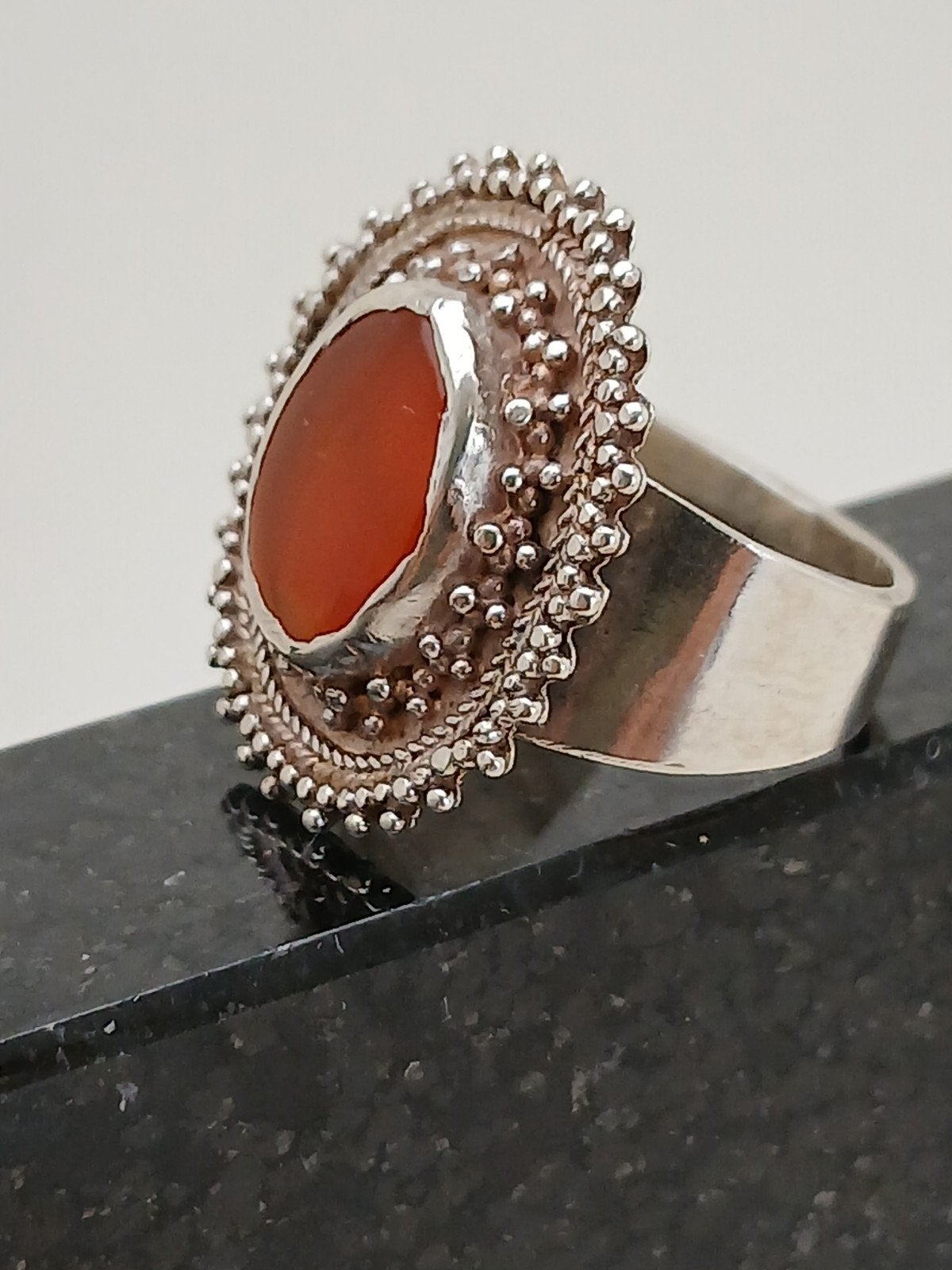 Zilveren ring met oranje chalcedoon steen, maat 19.8, Sieraden, Tassen en Uiterlijk, Gebruikt, 19 tot 20, Oranje, Ophalen of Verzenden