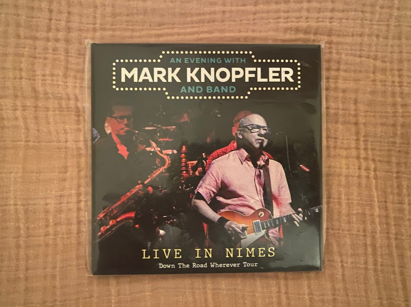 Mark Knopfler - Live in Nîmes (CD), Cd's en Dvd's, Cd's | Pop, Zo goed als nieuw, Rock, Live-album, Inclusief boekje, Ophalen of Verzenden