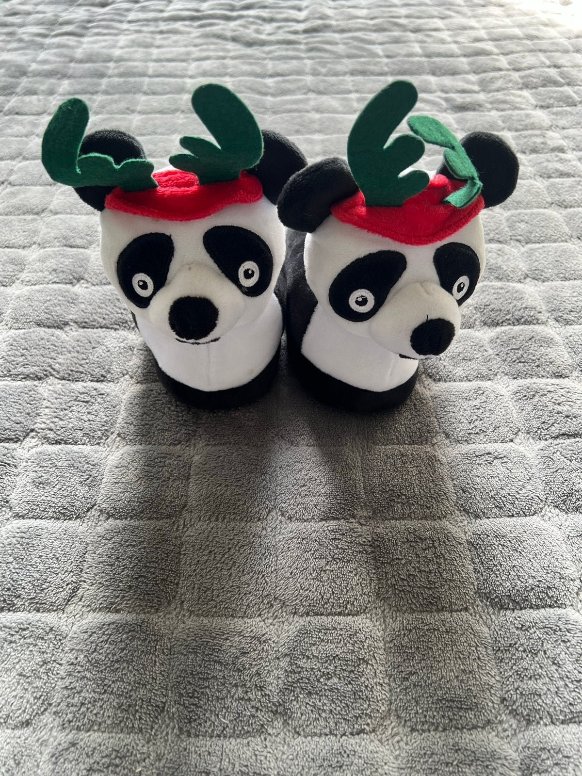 NIEUW, leuke unisex panda kerst sloffen - maat EU 25 / UK 8, Jongen of Meisje, Overige typen, Nieuw, Ophalen of Verzenden