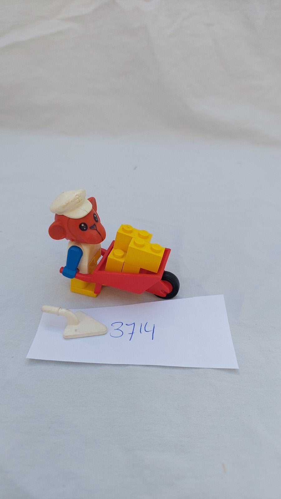 Vintage Lego Fabuland figuur met kruiwagen en blokken, Ophalen of Verzenden, Gebruikt, Overige merken