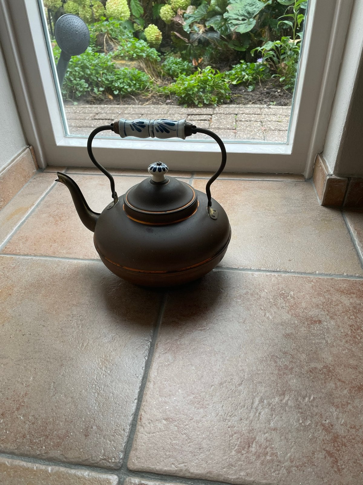 Antieke koperen theepot met Delfts blauw handvat, Ophalen