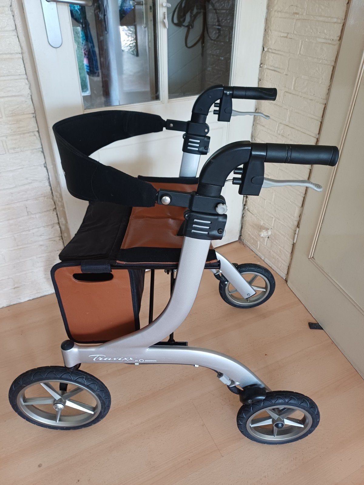 travixx ook in zwart  traveller rollator vanaf, Ophalen of Verzenden, Zo goed als nieuw