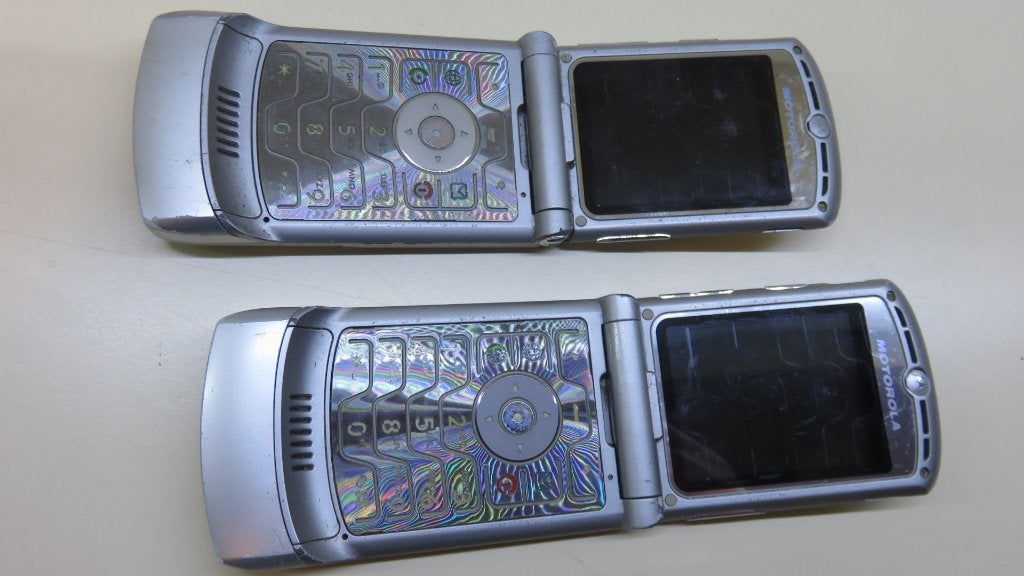 Motorola Razr V3 - Klassieke Klaptelefoon. 2 stuks., Gebruikt, Fysiek toetsenbord, Inklapmodel, Ophalen of Verzenden