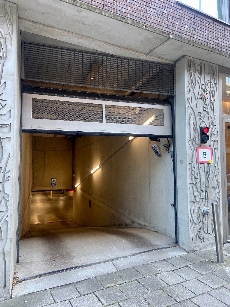 Overdekte parkeerplaats Amsterdam Amstel, Auto diversen, Ophalen