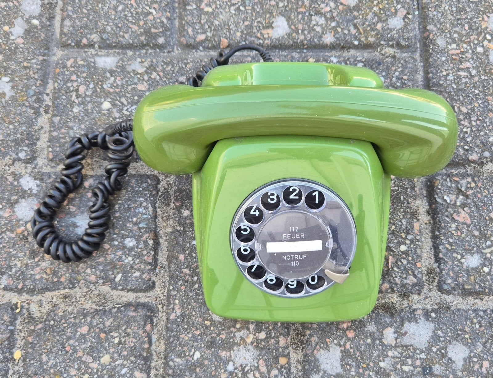 Vintage groene draaischijf-telefoon, Ophalen