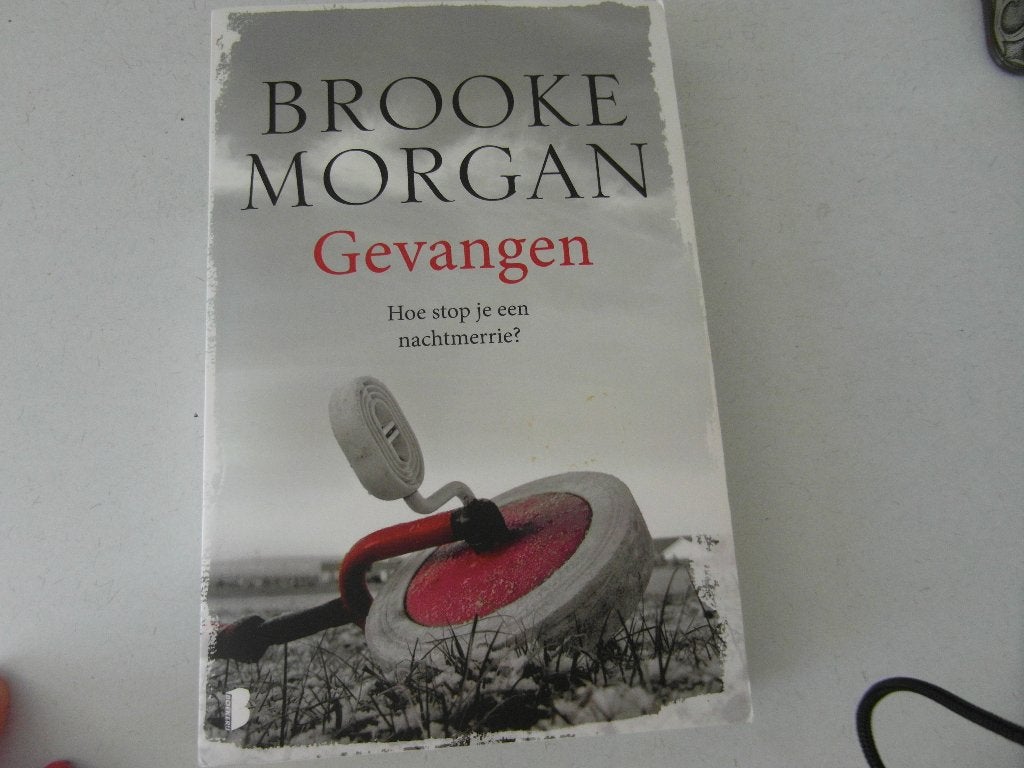 Gevangen, Brooke Morgan, Ophalen of Verzenden, Zo goed als nieuw