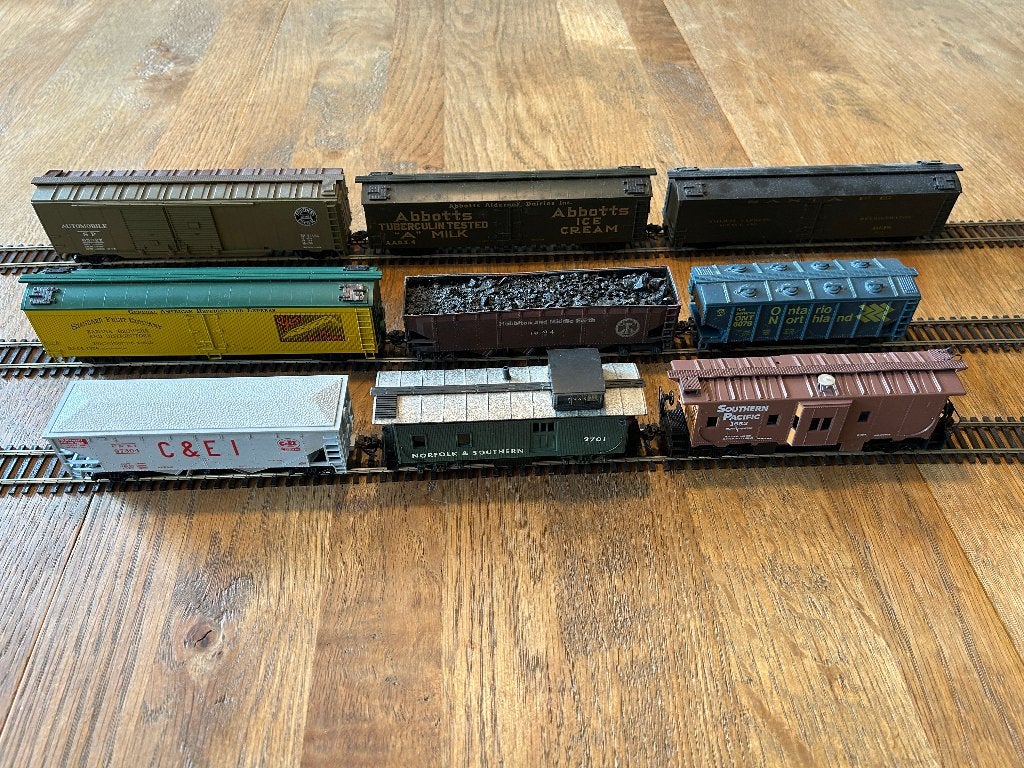 9 Amerikaanse wagons, waaronder 2 cabooses, Hobby en Vrije tijd, Modeltreinen | H0, Overige merken, Gebruikt, Gelijkstroom, Wagon