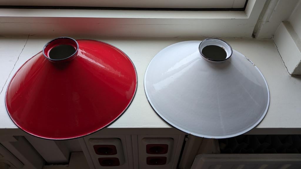 2 retro emaille lampenkappen, rood en wit, jaren 40/50, Ophalen of Verzenden