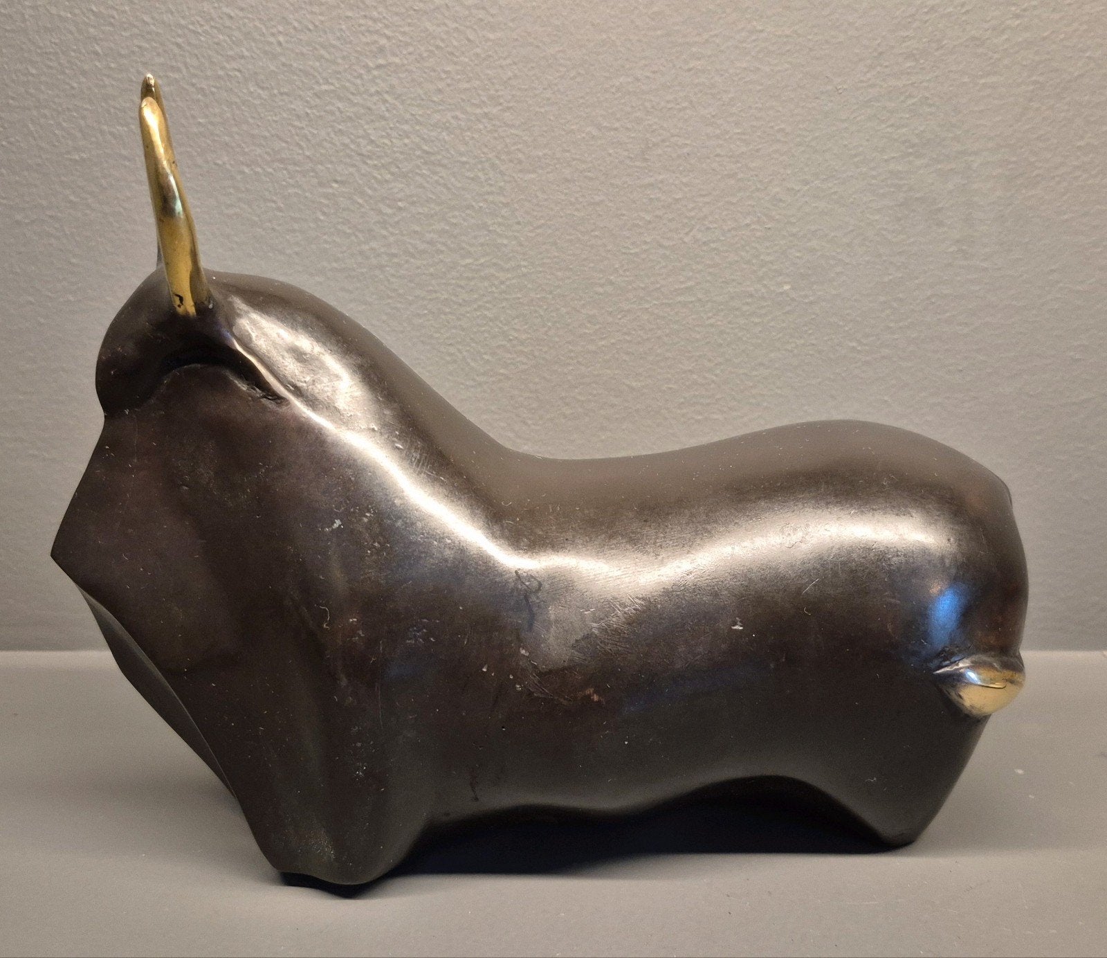 Massief bronzen stier beeld - 21.5 cm lang, 2.5 kg, Ophalen of Verzenden, 20 - 50 cm, Beeld, Bruin