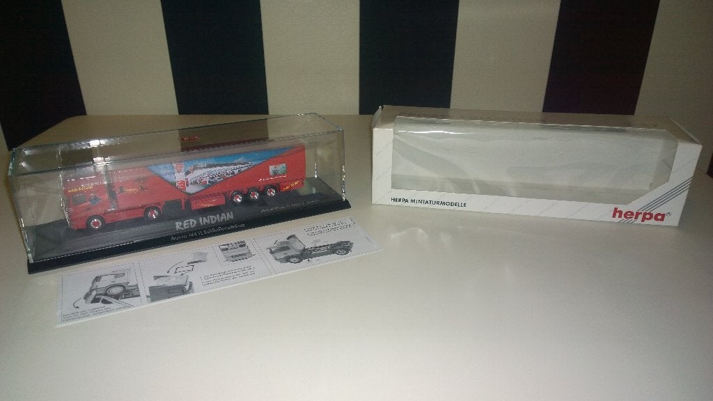 Herpa 120050 Red Indian Scania 144 TL Koeler in Vitrine, Ophalen, Zo goed als nieuw, Bus of Vrachtwagen, Herpa