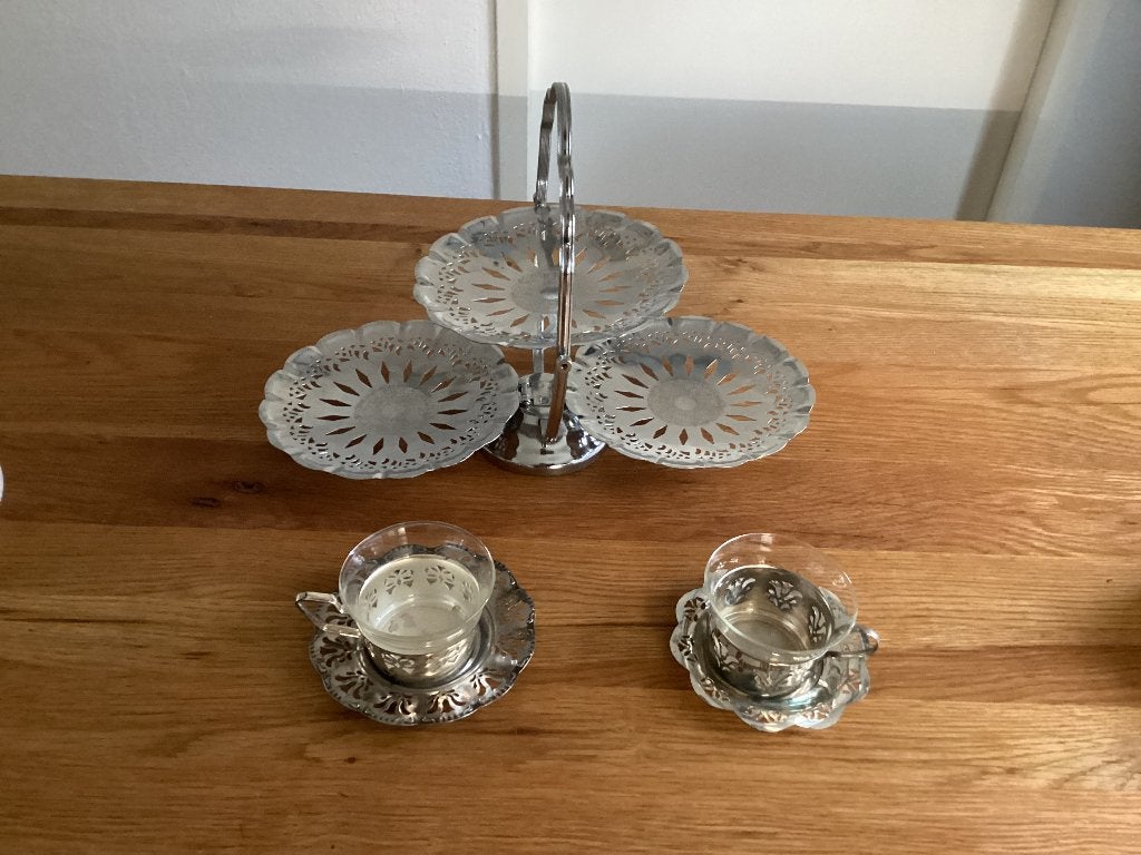 Zilverkleurige Etagere met 2 Glazen Kopjes en Schotels, Ophalen, Gebruikt