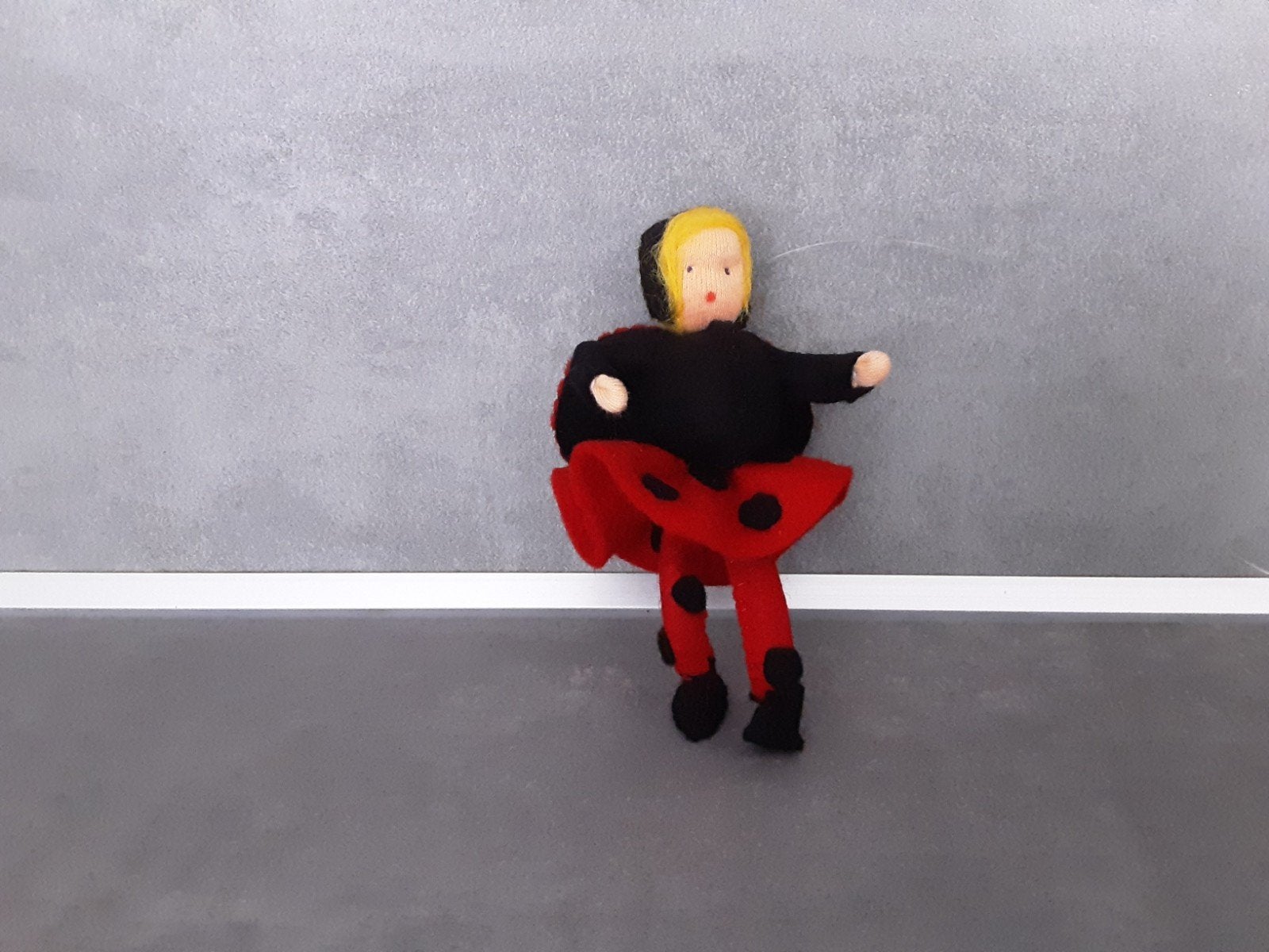 Lieveheersbeestpopje, Hobby en Vrije tijd, Vilt, Ophalen of Verzenden, Figuurtje(s)