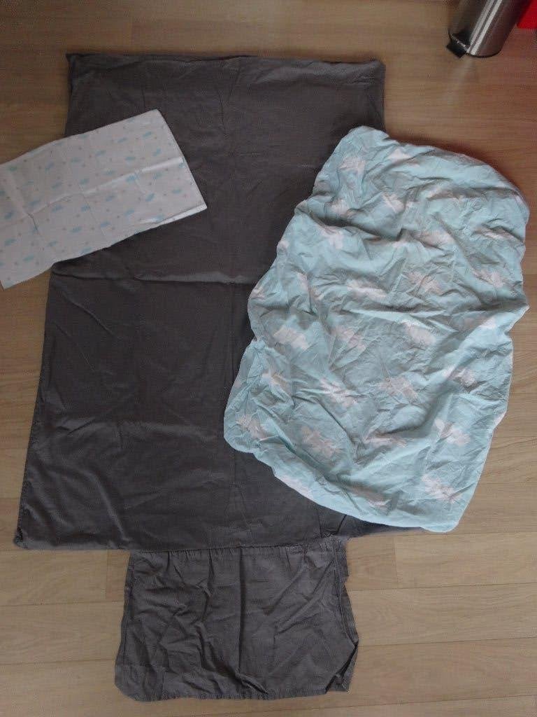 Grijs dekbedovertrek en wolkjes matrashoes ledikant, Kinderen en Baby's, Ademend, Jongetje of Meisje, Ophalen of Verzenden, Zo goed als nieuw