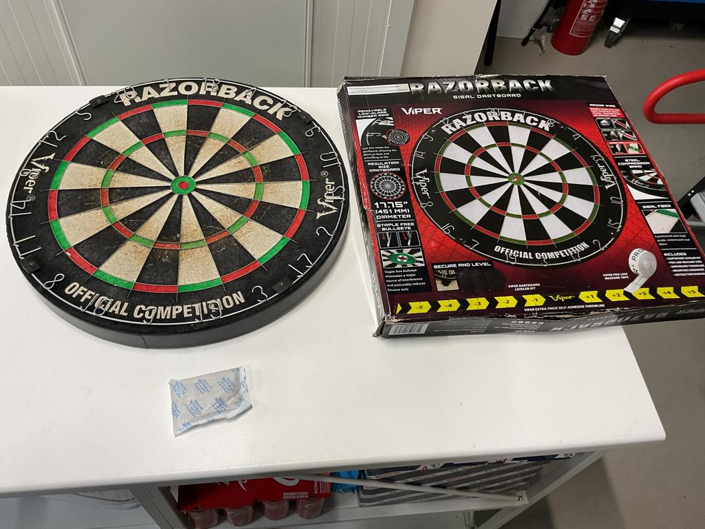 Razorback dartbord met doos, Sport en Fitness, Darts, Ophalen, Zo goed als nieuw, Dartbord
