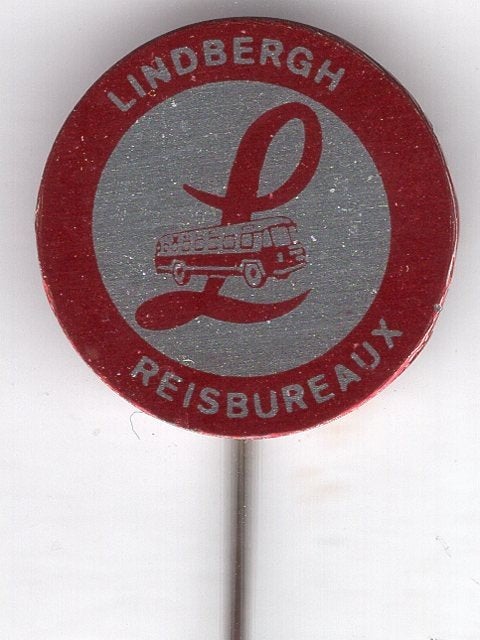 Lindbergh Reisbureau blik bussen speldje ( X_143), Verzamelen, Speldjes, Pins en Buttons, Ophalen of Verzenden, Zo goed als nieuw