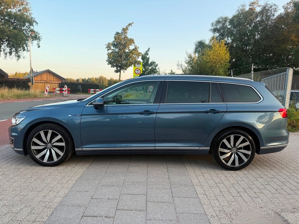 Volkswagen Passat Variant 1.4 TSI GTE Highline AUT ACC Pano, Auto's, Volkswagen, Gebruikt, Blauw, Hybride Elektrisch/Benzine, 1600 kg