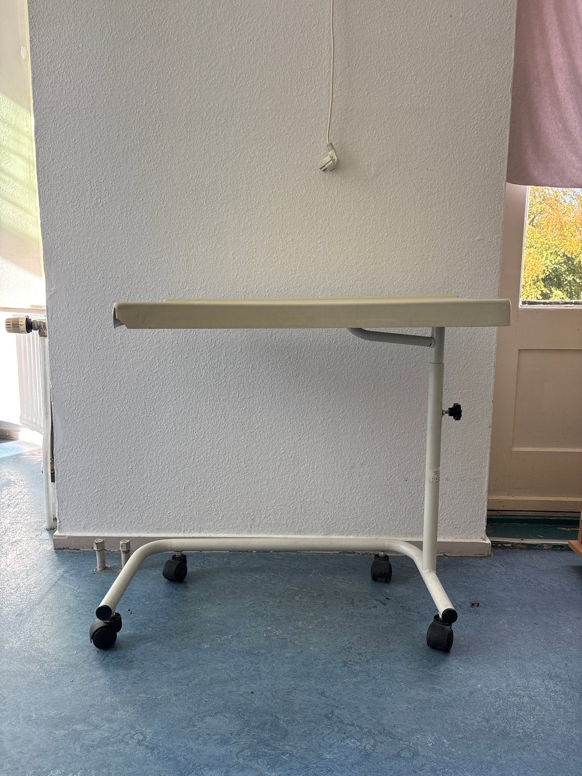 Verrijdbare bijzettafel/laptoptafel, verstelbaar, Ophalen, Gebruikt, Metaal of Aluminium, 55 tot 75 cm