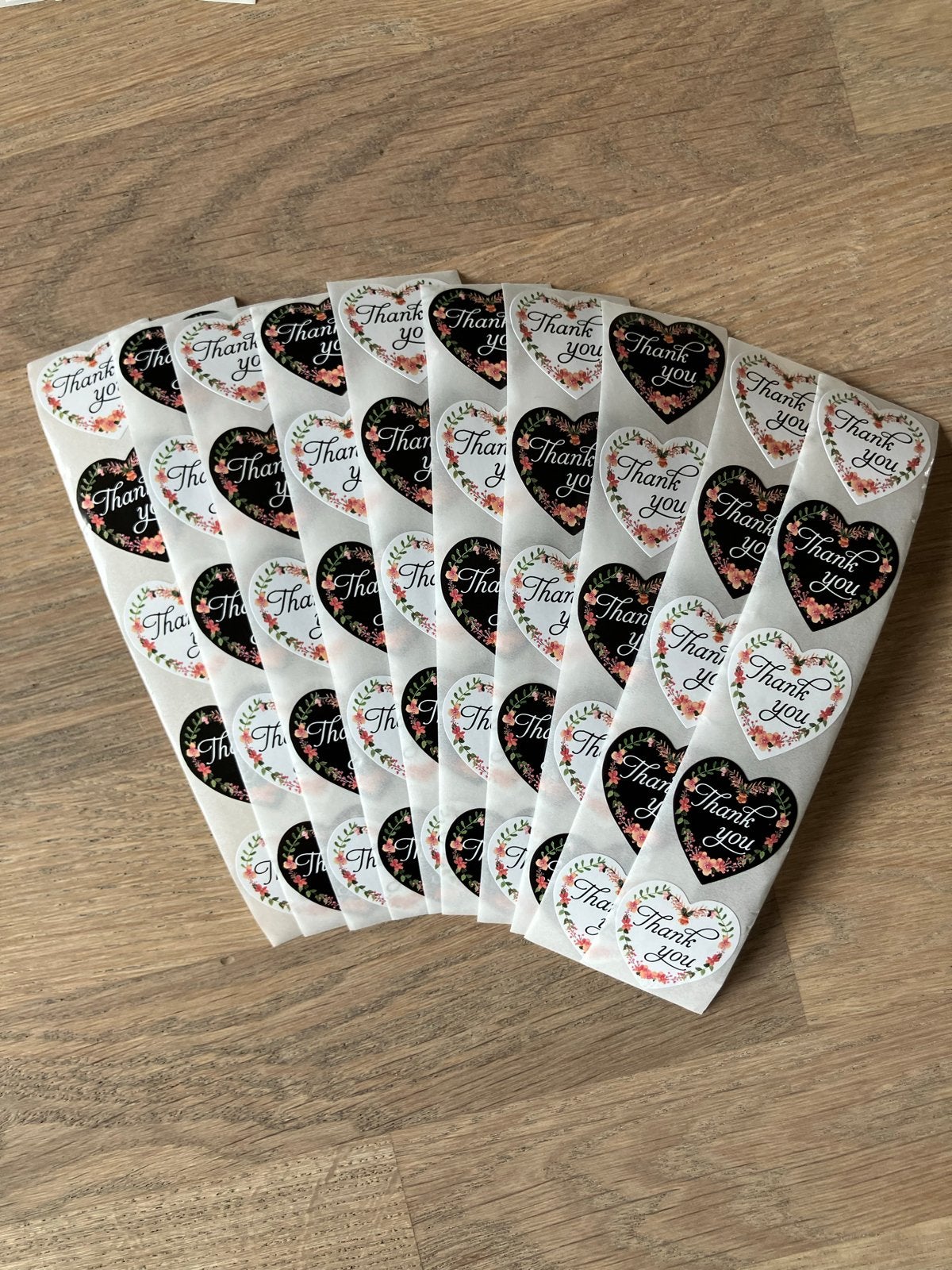 50 stuks 'Thank You' stickers 2,5 cm hartjes bloemen, Hobby en Vrije tijd, Ophalen of Verzenden, Nieuw, Meerdere stickers