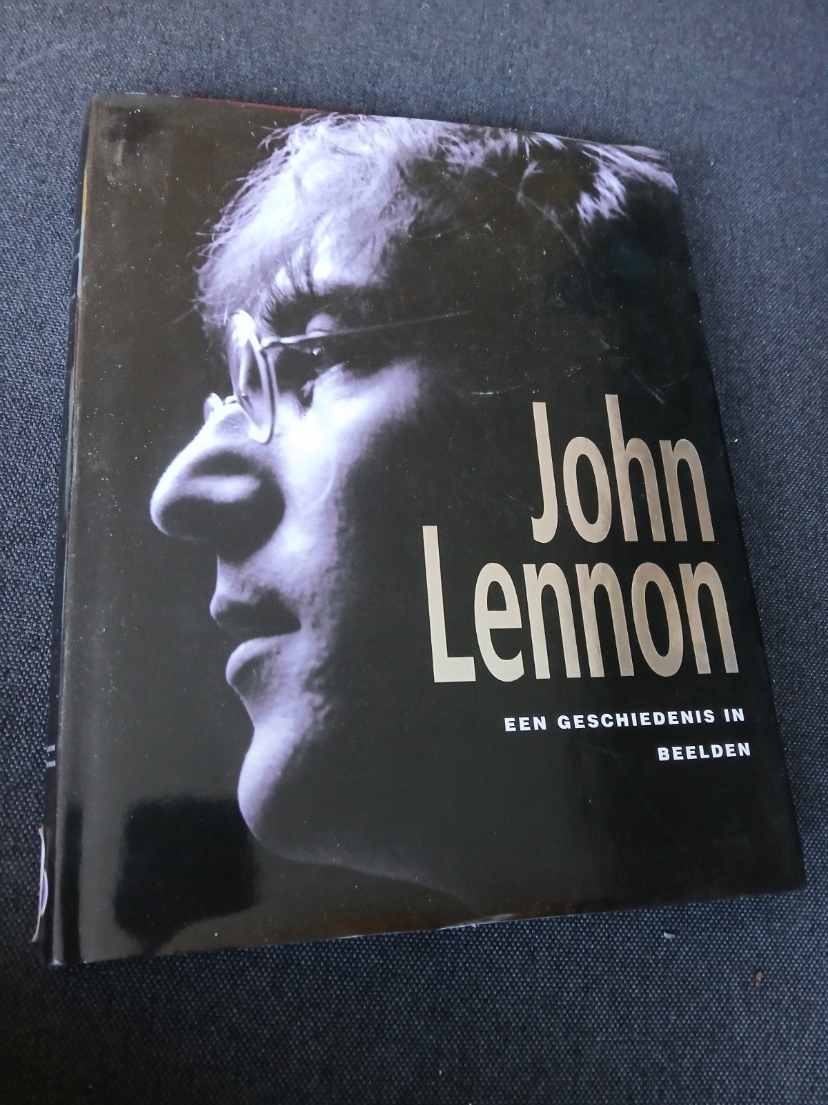 John Lennon: Een Geschiedenis in Beelden - Boek, Boeken, Ophalen of Verzenden, Zo goed als nieuw, Onbekend, Film, Tv en Media