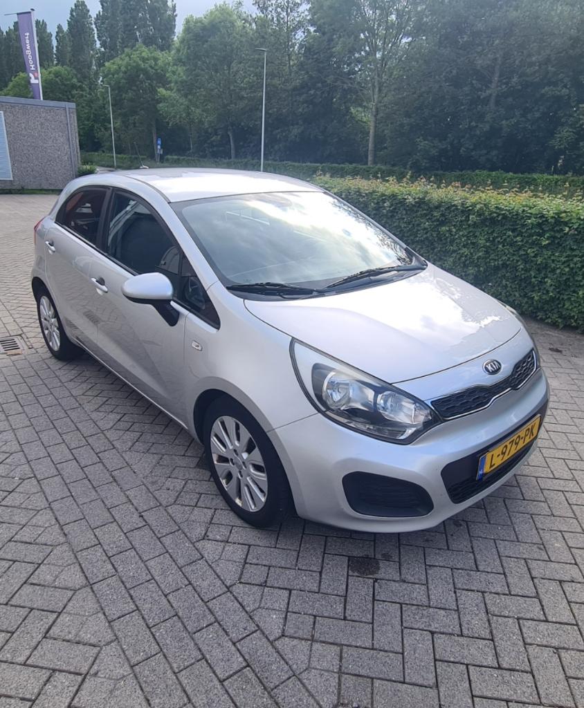 Kia Rio 1.2 I 5DRS 2013 Grijs, Auto's, Kia, Voorwielaandrijving, 450 kg, 40 €/maand, 4 cilinders