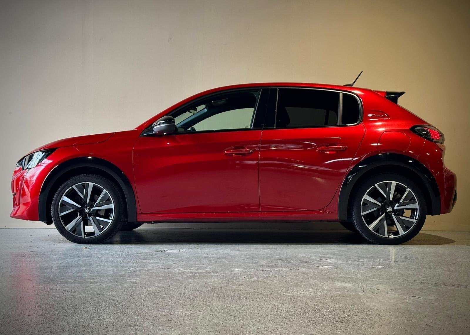 Peugeot 208 1.2 PureTech GT-Line |Camera |Keyless |Navi |Cru, Gebruikt, Euro 6, Met garantie (alle), Leder en Stof
