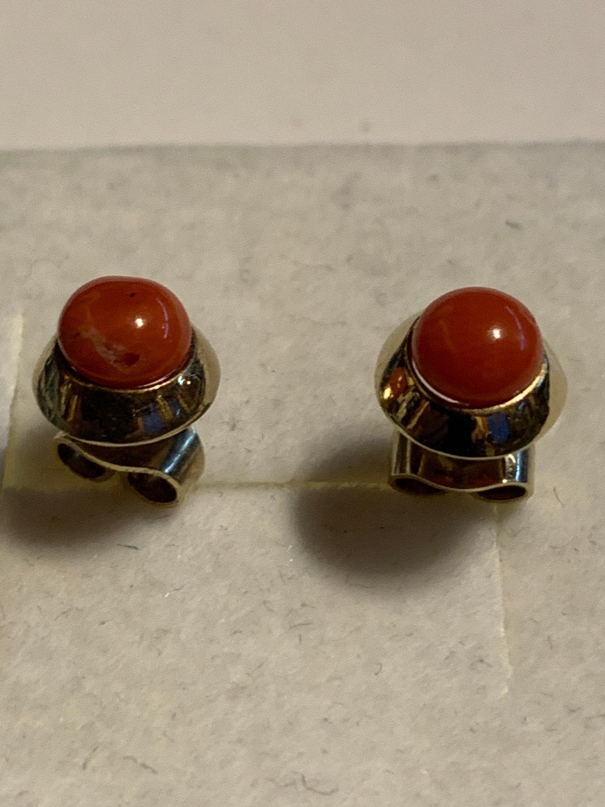 14 Karaat gouden oorbellen + Sardijns bloedkoraal cabochon, Sieraden, Tassen en Uiterlijk, Verzenden, Zo goed als nieuw, Met edelsteen