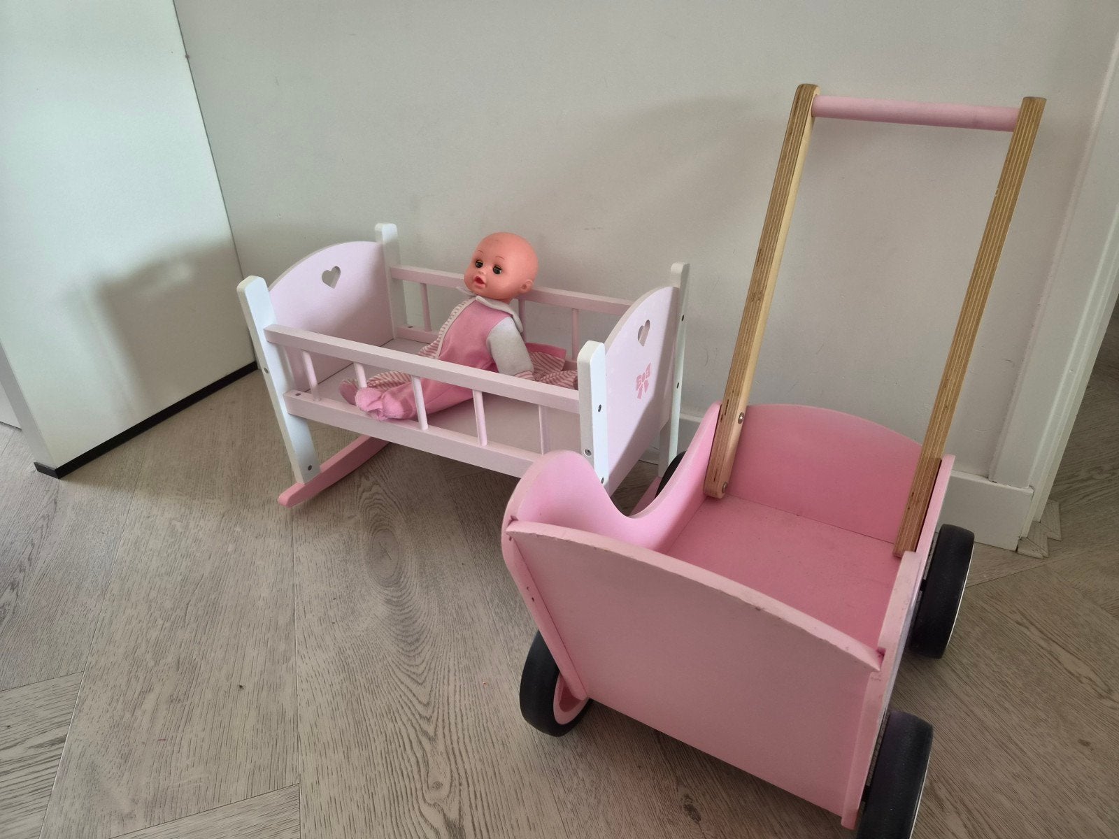 Roze poppenwieg en poppenwagen met pop, Ophalen of Verzenden, Gebruikt, Overige typen
