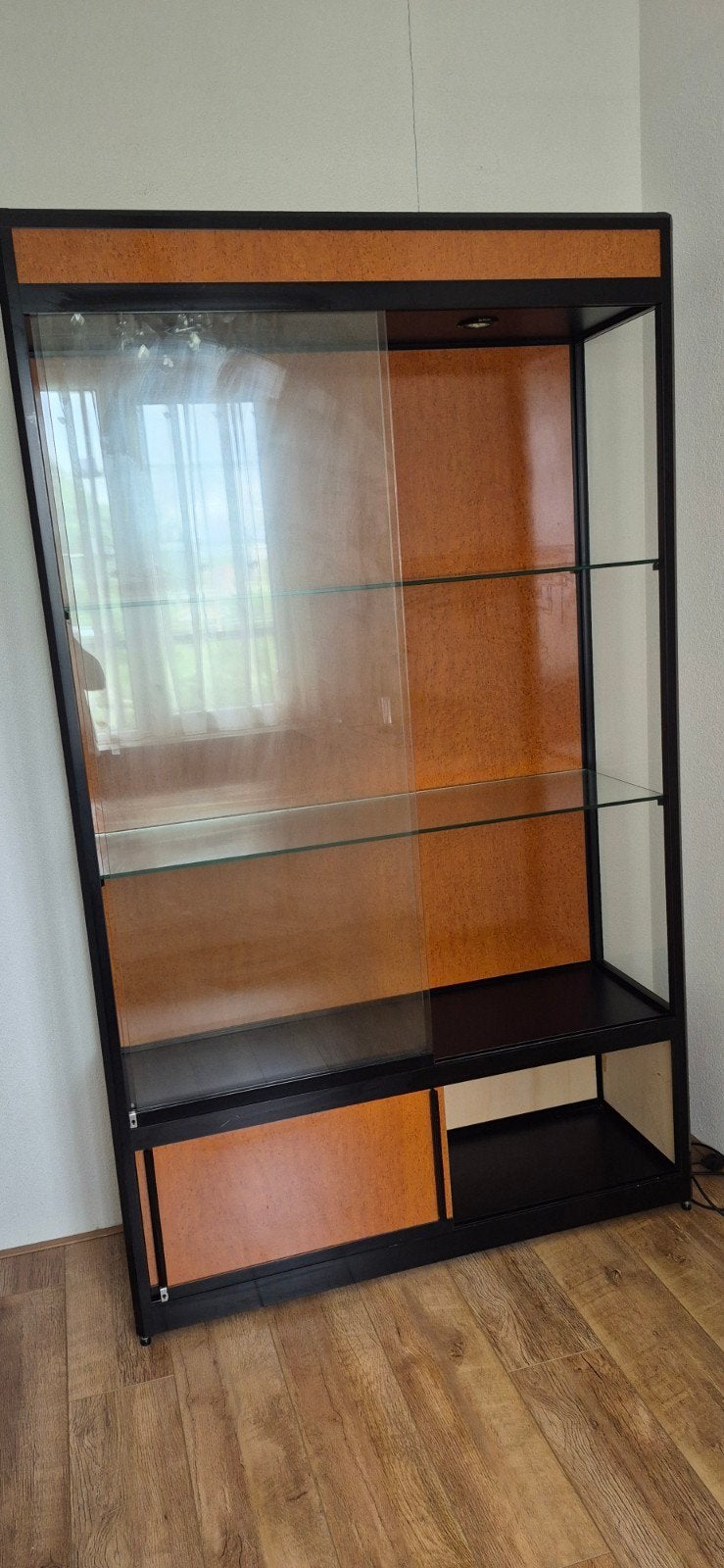 Vintage vitrinekast met schuifdeuren en opbergruimte, Ophalen, 100 tot 150 cm, 25 tot 50 cm, Gebruikt