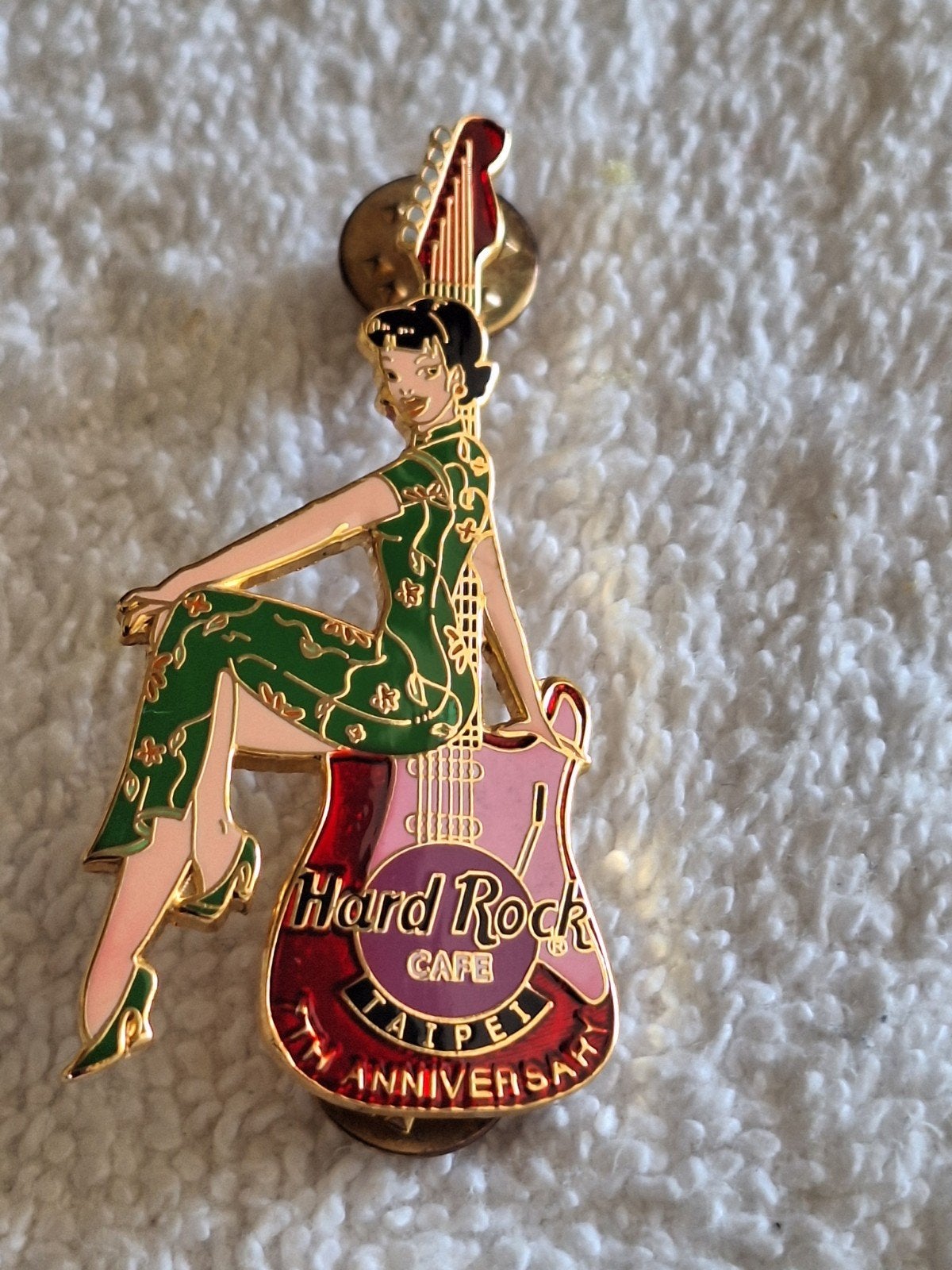 Hard Rock Cafe : TAIPEI , Fraaie, Emaille Gitaar Pin, Verzenden, Zo goed als nieuw, Merk, Speldje of Pin