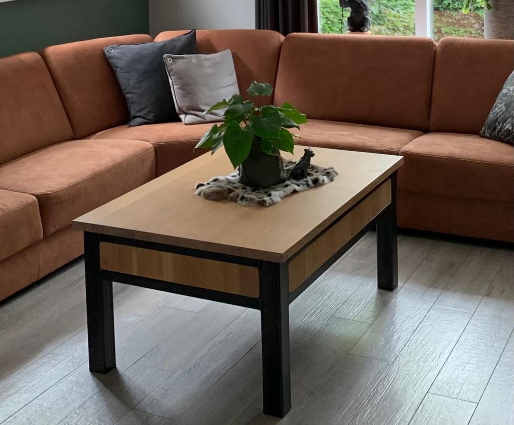 Industriële salontafel met massief eikenhout panelen en blad, Huis en Inrichting, Tafels | Salontafels, Gebruikt, 50 tot 75 cm