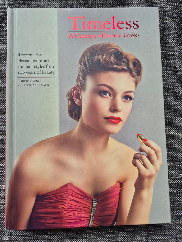 Timeless A Century of Iconic Looks | Louise Young | Book, Zo goed als nieuw, Mode algemeen, Verzenden, Louise Young
