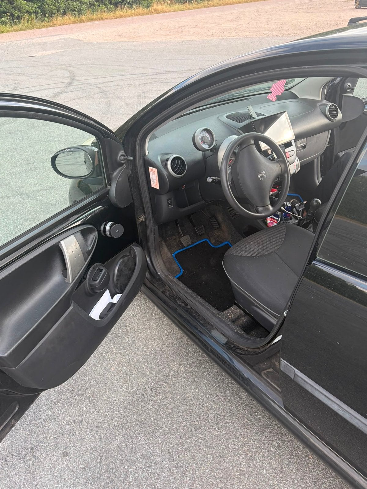 Peugeot 107 1.0 12V 5DR 2013 Zwart, Voorwielaandrijving, Stof, Zwart, 4 stoelen
