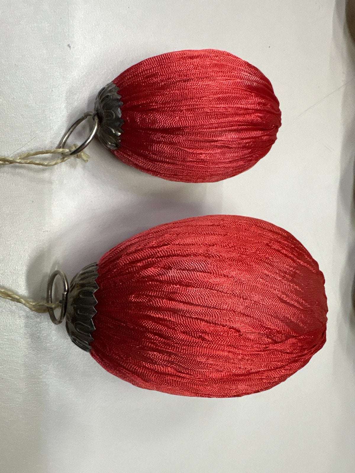 2 stoffen kerstballen rood., Ophalen of Verzenden, Zo goed als nieuw