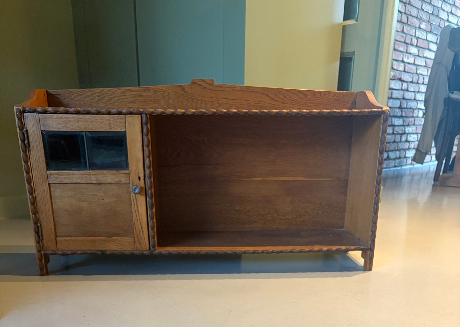 Vintage houten kastje – unieke maat en sierlijke details, Ophalen, 50 tot 100 cm, Zo goed als nieuw, Minder dan 100 cm